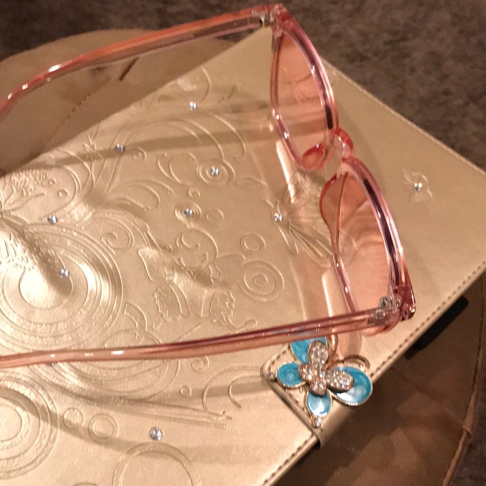 Blush transparent sunglasses 😎 - Picture 5 of 5
